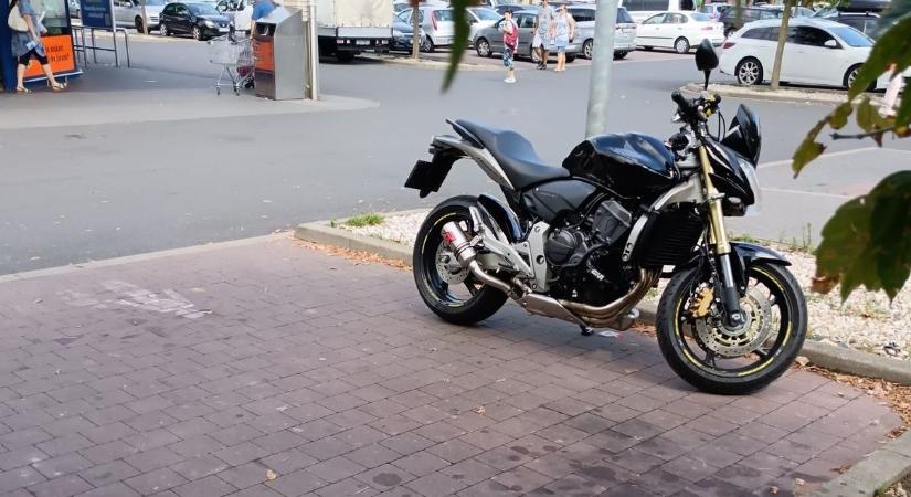 Így parkoltok Ti! Motorral a Lidl családi parkolójába – majd jönnek a gyerekek is