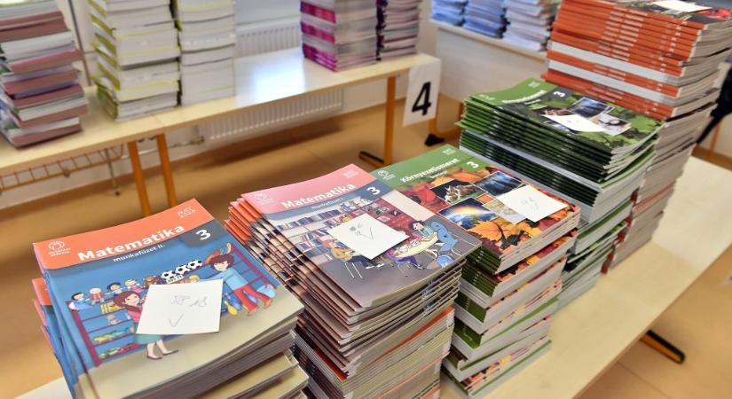 Népszava: Több iskolában figyelmeztették a tanárokat, csak az állami kiadású tankönyveket használhatják