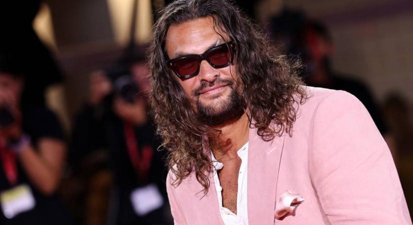 Jason Momoa rózsaszínre festett lábkörmökkel lépett a velencei filmfesztivál vörös szőnyegére: fotók