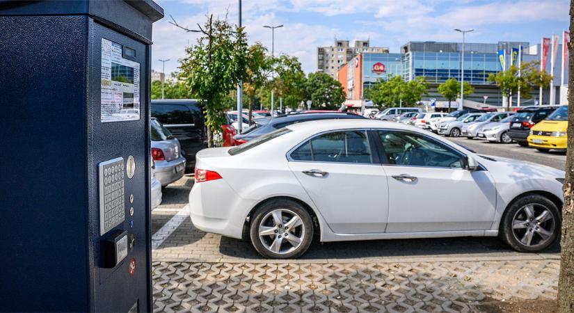 Bejelentették, mikortól lesz fizetős a Malompark parkolója, enyhítésekről is döntöttek – fotókkal
