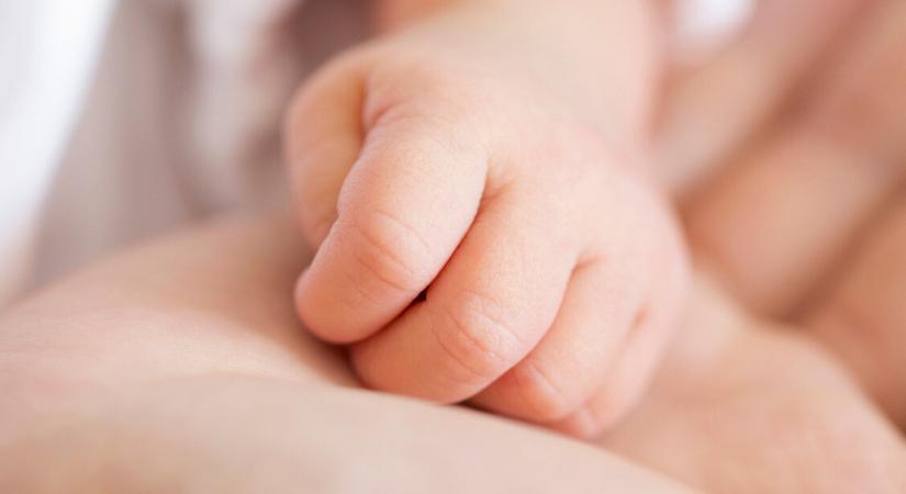 A kórházba menet, az autóban született meg egy kislány – nem várta meg a szülőszobát