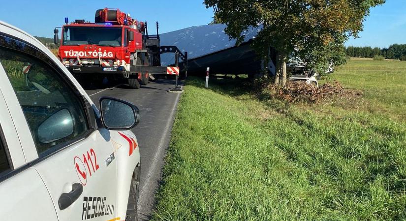 Káosz a 74-es főúton, két kamionbaleset bénította meg a közlekedést - fotó