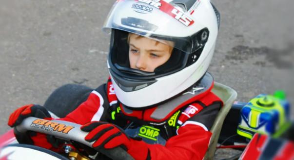Egy 11 éves magyar tehetség a brit autósport élvonalában – Harry Grant Kazinczi a British Kart Championship mezőnyében