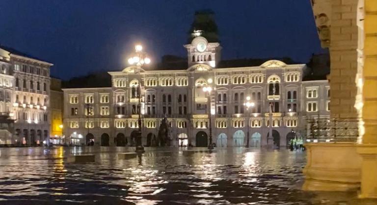 Hatalmas vihar csapott le Triesztre, elárasztotta a víz a várost