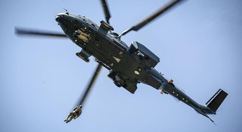 Katonai helikoptereket küldtek fel Hevesben, fotókon, ami a fák között történt