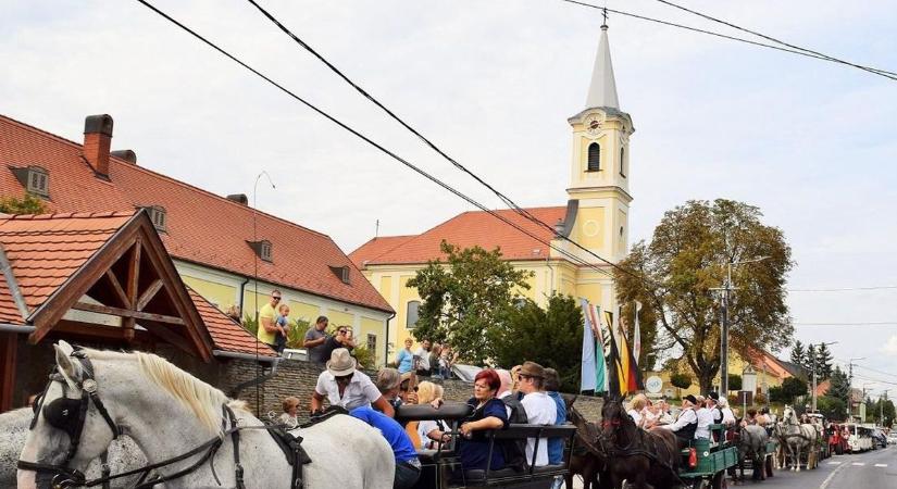 Nótaszó, kisbíró és máris indulhat a szüreti menet – ebben a faluban még az aranykorúak is táncra kelnek