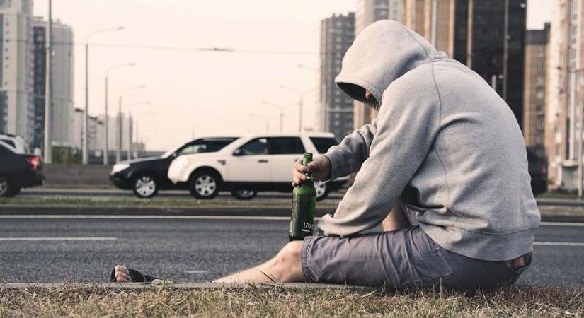 Lekéste a vonatot, sörösüveggel támadt a magyar kalauzra a bekattant utas