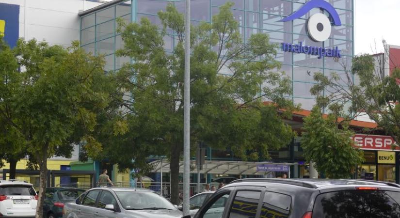 Malompark: jön a fizetős parkolás