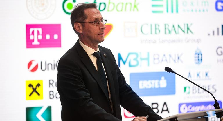 Varga Mihály kőkemény üzenetet küldött a forintnak, vége a korábbi stratégiának