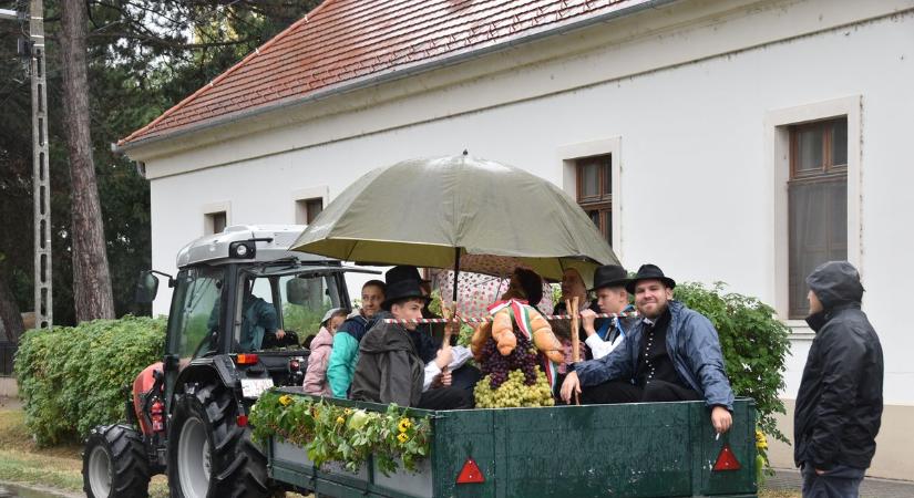Szakadó esőben indultak útnak, majd a moziban táncoltak
