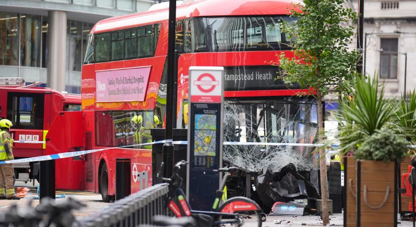 Kitört a pánik Londonban, járdára hajtott egy emeletes busz a belvárosban