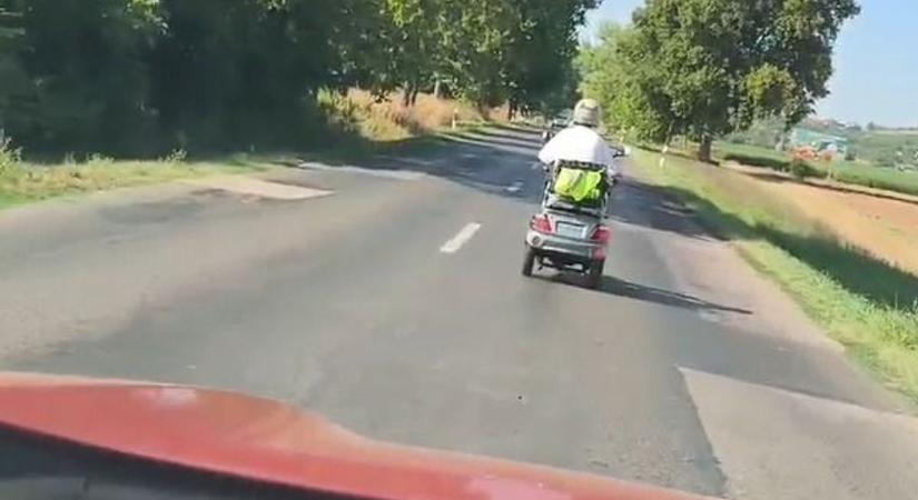 Mit csinál az úton? Kiakadtak a mozgássérült jármű közlekedésén (VIDEÓ)