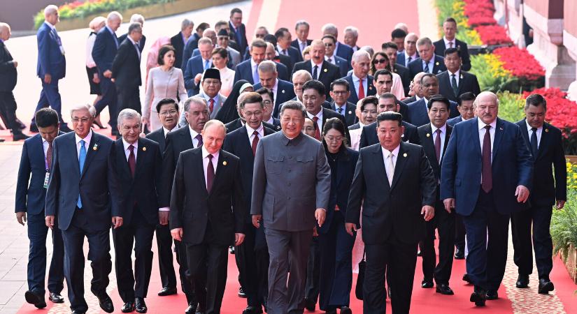 FOTÓ: Szijjártónak és Ficónak is lett közös fotója Kim Dzsong-Un észak-koreai diktátorral – keresse meg a szlovák kormányfőt!