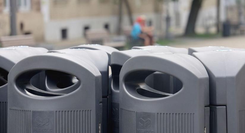 Új hulladékgyűjtők Miskolcon: több mint száz modern edény a város tisztaságáért - fotók, videó!