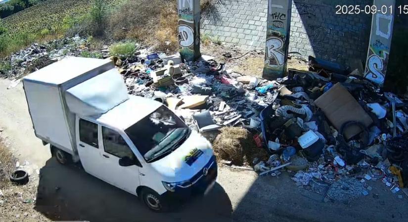 „Komolyan mondom, a pofám leszakad” – a MÁV elismerte, hogy a cég autójával hordták Érdre illegálisan a szemetet