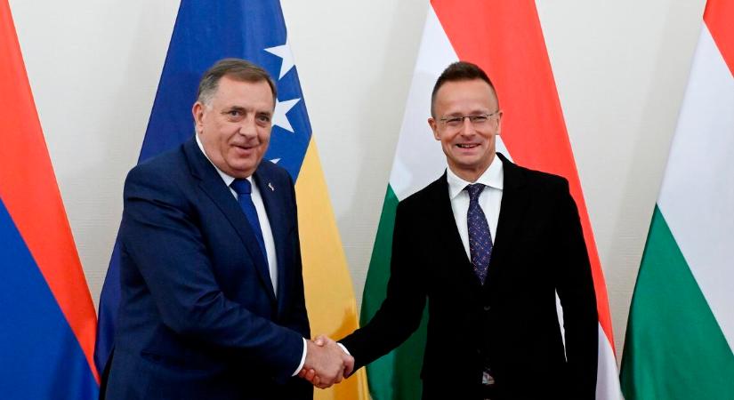 Börtönben kéne ülnie, helyette Szijjártó Péter fogadta az elítélt elnököt