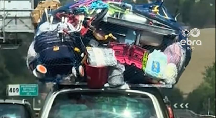 Komikus lomhalommal a tetején száguldott végig Olaszországon egy öreg Ford