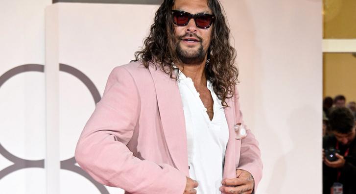 Jason Momoa rózsaszín papucsban hódította meg Velencét