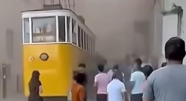 15 ember halt meg a lisszaboni siklóvasút-balesetben – sokkoló felvételek