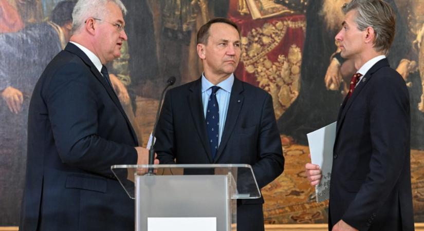 Szijjártó Péter elutasította lengyel kollégája, Radoslaw Sikorski bírálatát