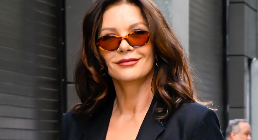 Catherine Zeta-Jones ismét bebizonyította, hogy nem fog rajta az idő: ezt a ruhát még Morticia is megirigyelné