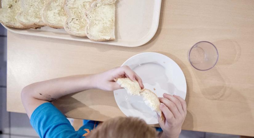 „Saját költségünkön készítettünk vajas kenyeret, de holnaptól már azt sem tudjuk biztosítani” – leállt a gyerekek közétkeztetése Balmazújvárosban, a BM is megszólalt