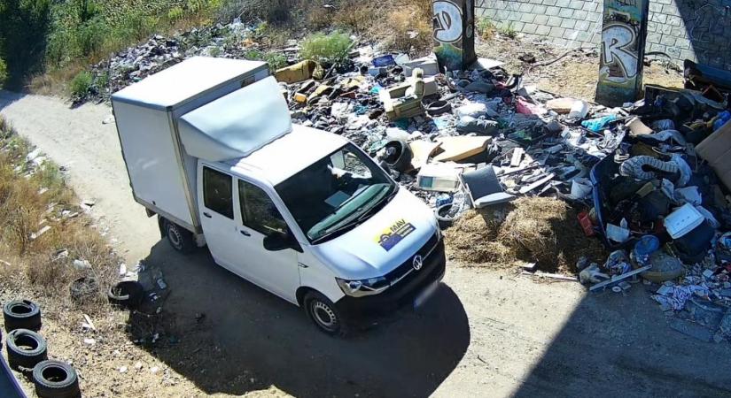 Illegálisan hordták a szemetet a MÁV furgonjával Érden, a vasúttársaság vezérigazgatója elhatárolódott