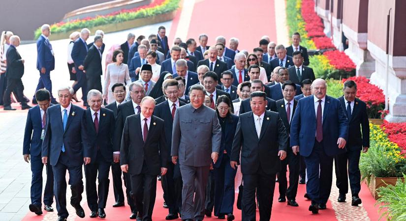 A lengyel külügyminiszter posztolta a fotót, amelyen Szijjártó Péter együtt szerepel Kim Dzsongunnal