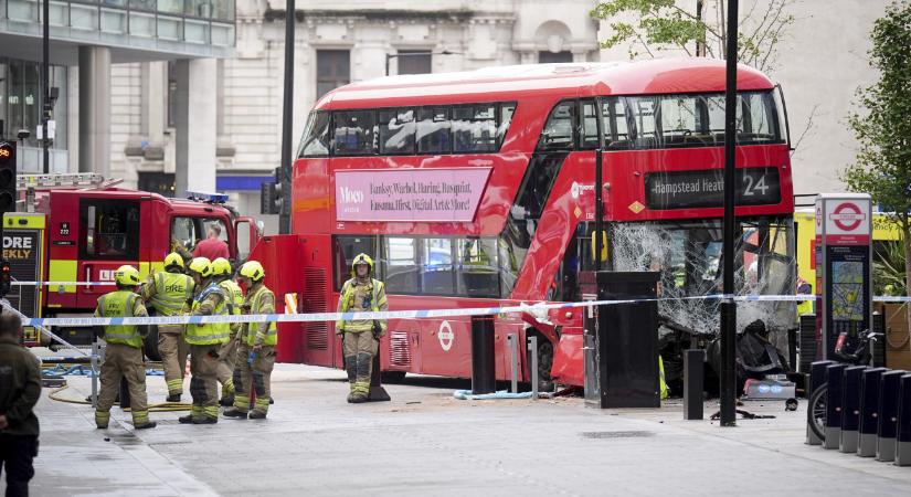 Autóbusz súlyos balesete London belvárosában – képek