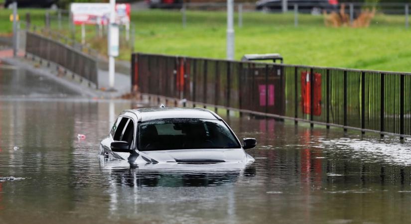 Elvitte a víz az autóját, mire rátalált tele volt parkolási bírsággal