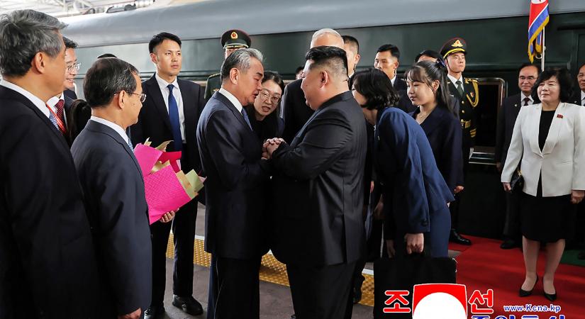 A sok hetvenes bácsi mellett egy észak-koreai tinédzser lány is részt vett a kínai csúcstalálkozón
