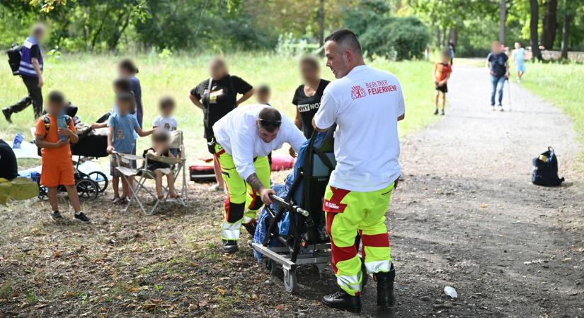 Tragédia: gyerekek közé hajtott egy autó Berlinben