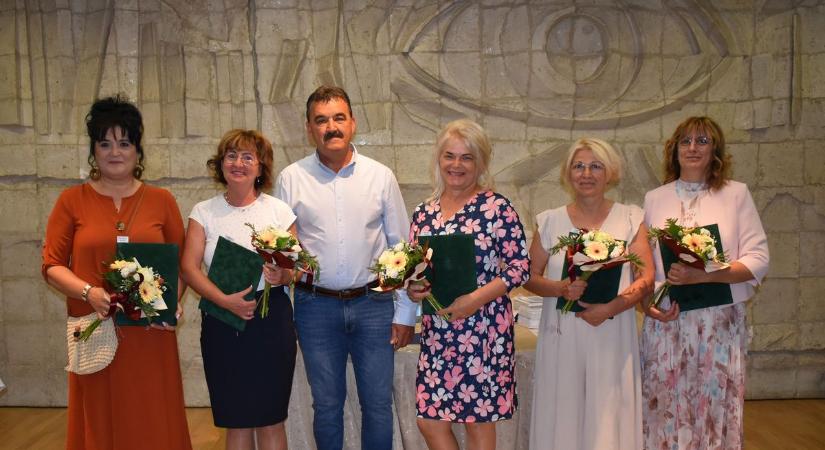 Dombóvári pedagógusok kaptak elismerést