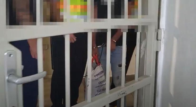 Kisbusznyi rendőr ment érte Nyíregyházán! Megdöbbentő, ki szorongatta bilincsbe verve a reklámszatyrát! – videóval