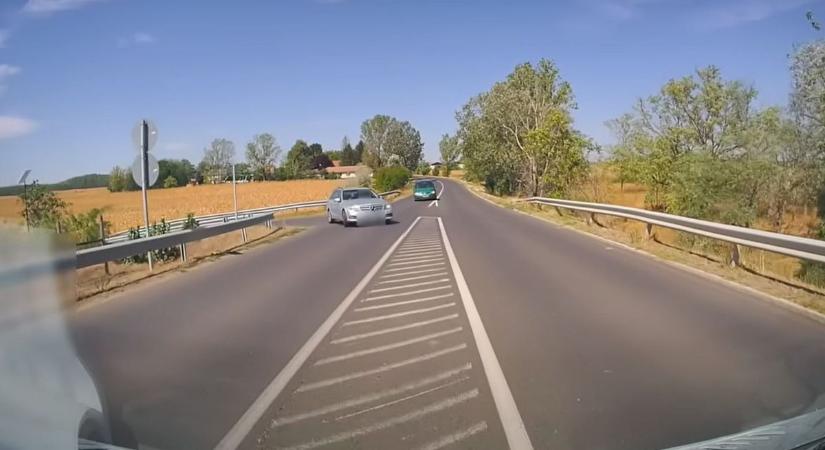 Centiken múlott négy autó frontális karambolja az M5-ösön – hajmeresztő videón a tanulságos eset