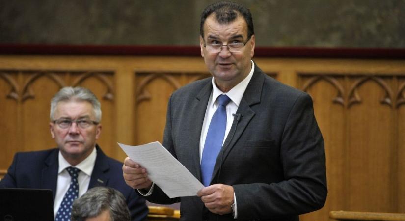 Brutális elvonást hozna a Tisza-adó – Vigh László szerint a Tisza Párt a 2002–2010-es korszakot idézné