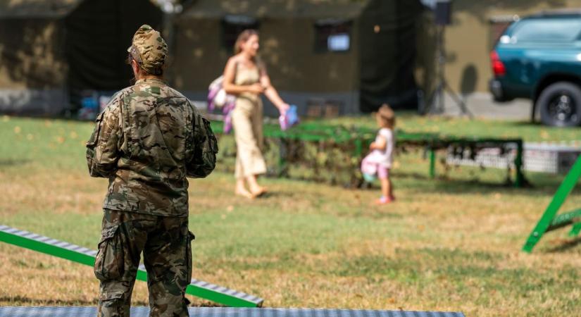 Nagy zajjal katonák jelentek meg egy magyar városban, kiderült a rendkívüli ok