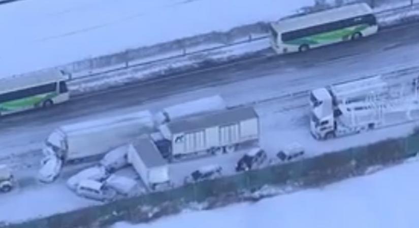 Gigabaleset Japánban, 134 jármű ütközött a hóvihar sújtotta autópályán