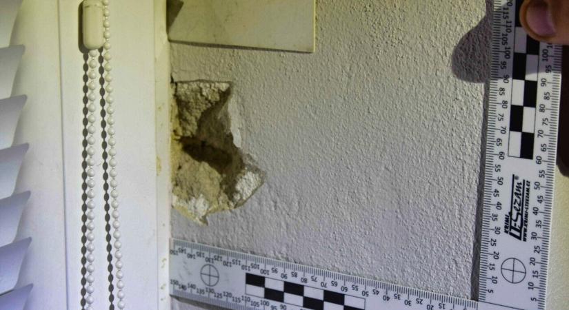 Rókára célzott a vadász, a golyó egy gyerekszoba falába fúródott