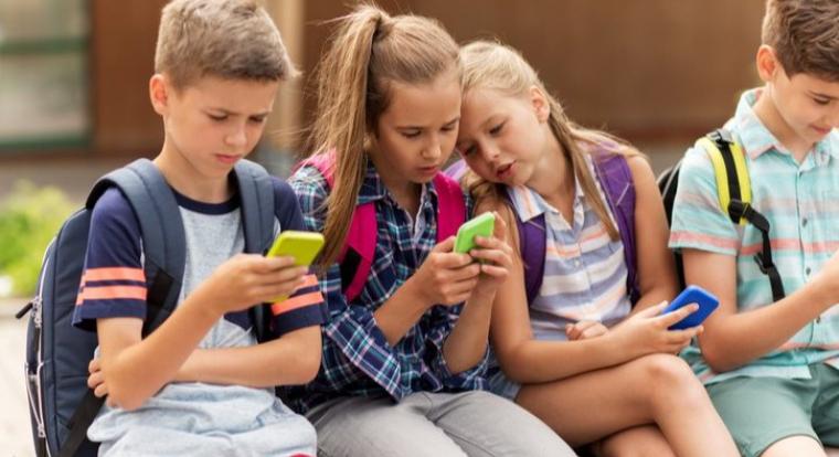 Első telefon vagy laptop? Így védhetjük meg a gyereket online