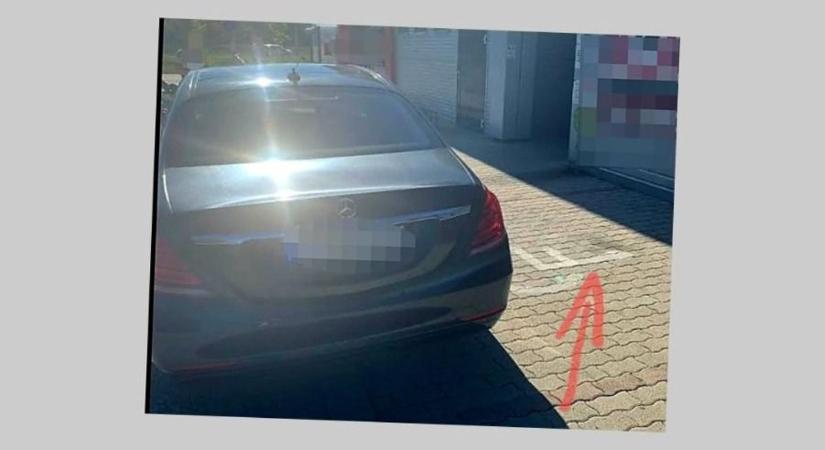 Mozgáskorlátozottaknak kijelölt két parkolóhelyet is elfoglalt jogosulatlanul egy sofőr Veszprémben