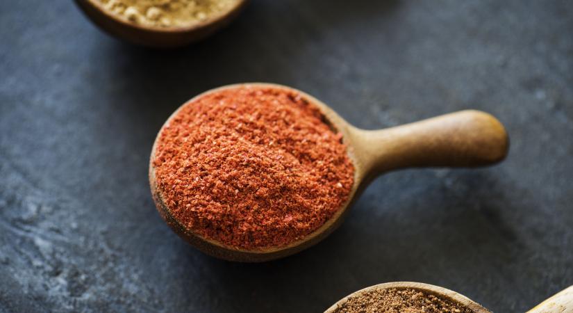 Rákkeltő színezék az indiai curryporban