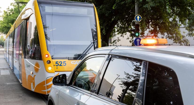 Villamossal ütközött egy autó Debrecenben! – fotókkal!