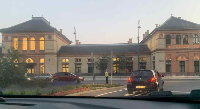 Ellepték a rendőrök a vasútállomás környékét, mindenkit ellenőriznek