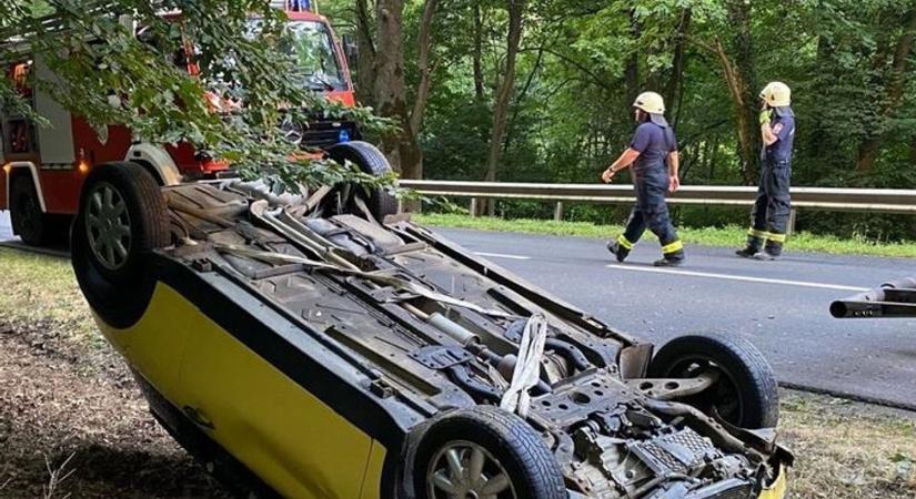 Létrával kellett kimenteni az utasokat a buszból Zalakaroson, hajmeresztő látvány