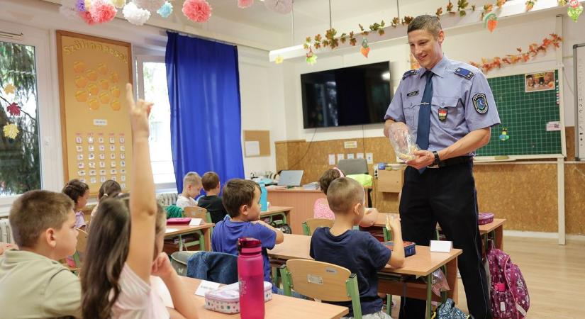 Az iskolarendőr a biztonságos közlekedésről beszélt az első osztályosoknak az egri gyakorlóiskolában  galéria