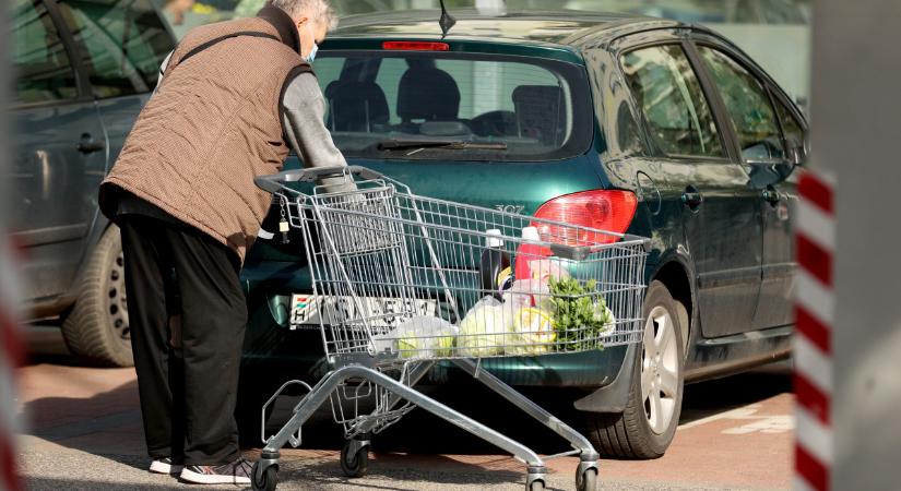Több áruházlánc is kiegészíti a nyugdíjasok utalványait