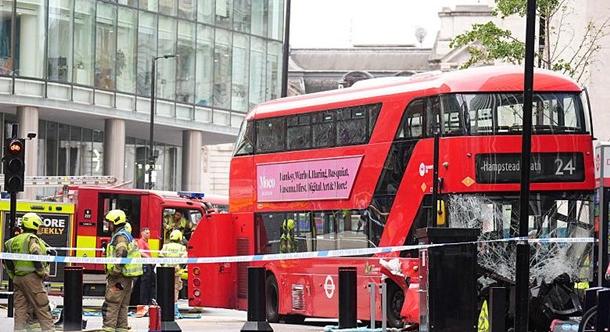 Emeletes busz hajtott a tömegbe Londonban, 17-en megsérültek