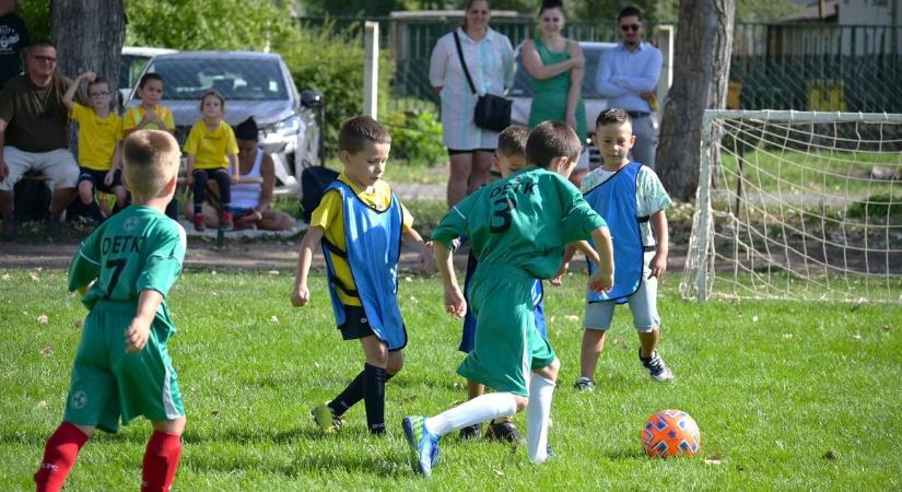 Poroszlón Orosz Károly emlékére focizott 108 gyerek