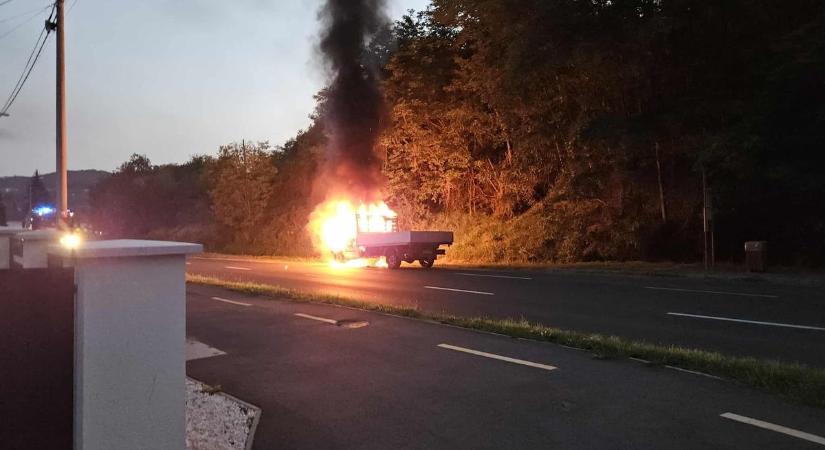 Tomboló tűz emésztette a kisteherautót a forgalmas magyar főúton - Videó